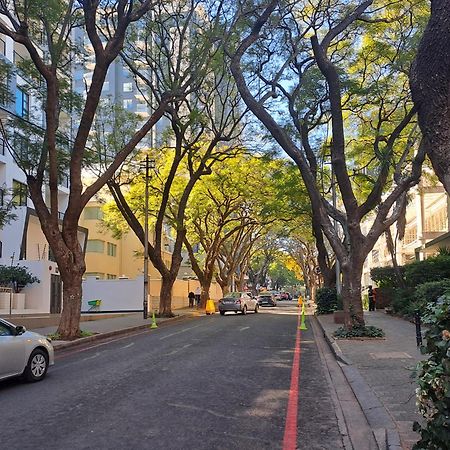 The Median Rosebank Luxury Apartment - Building With Generator 约翰内斯堡 外观 照片
