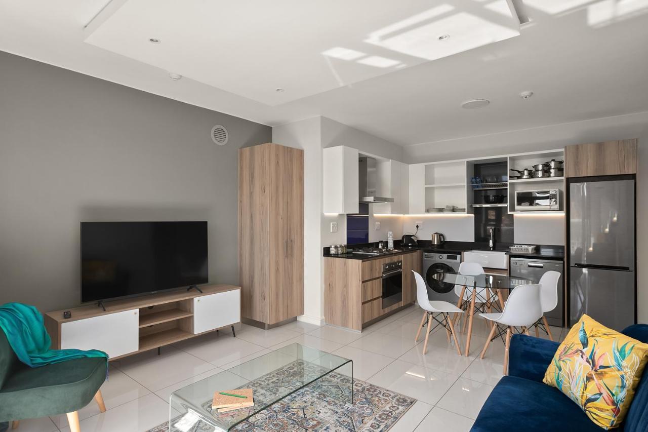 The Median Rosebank Luxury Apartment - Building With Generator 约翰内斯堡 外观 照片