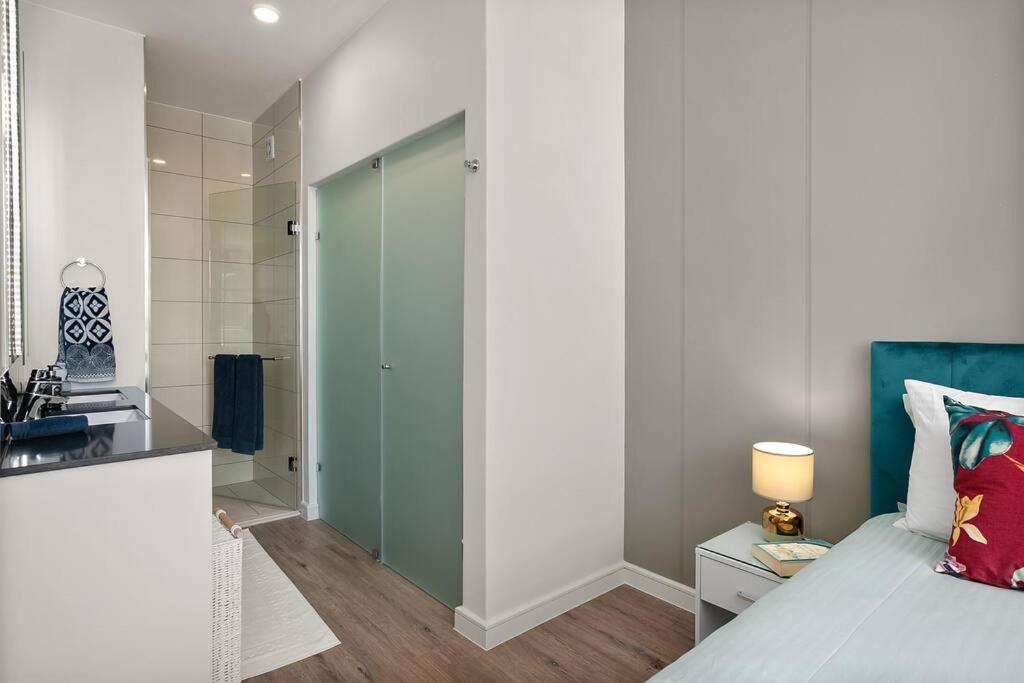 The Median Rosebank Luxury Apartment - Building With Generator 约翰内斯堡 外观 照片