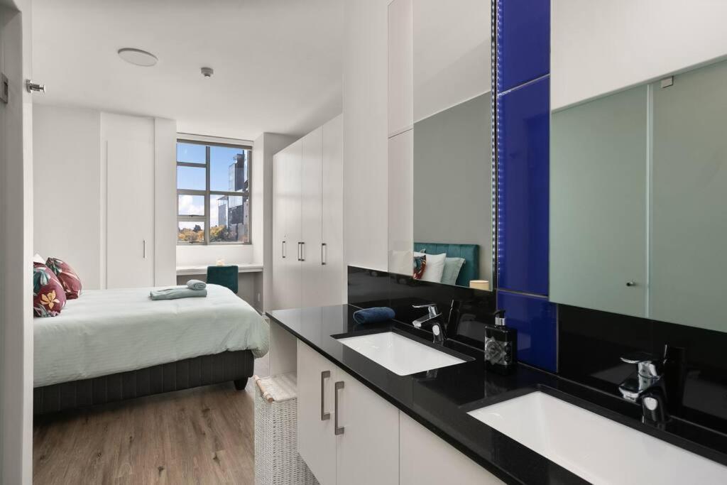 The Median Rosebank Luxury Apartment - Building With Generator 约翰内斯堡 外观 照片