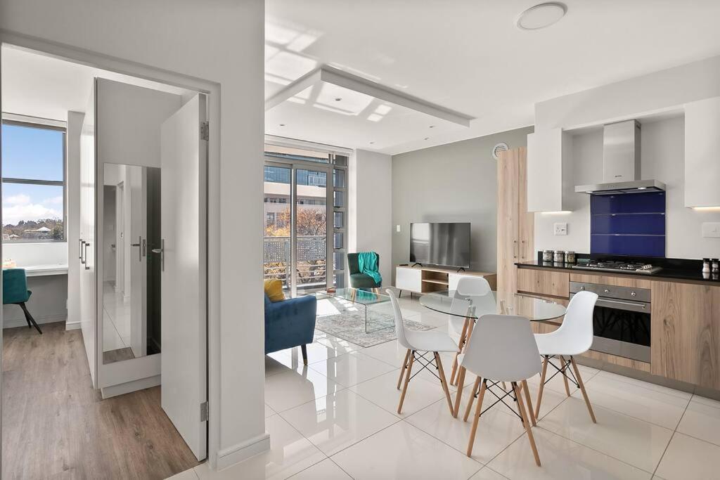The Median Rosebank Luxury Apartment - Building With Generator 约翰内斯堡 外观 照片