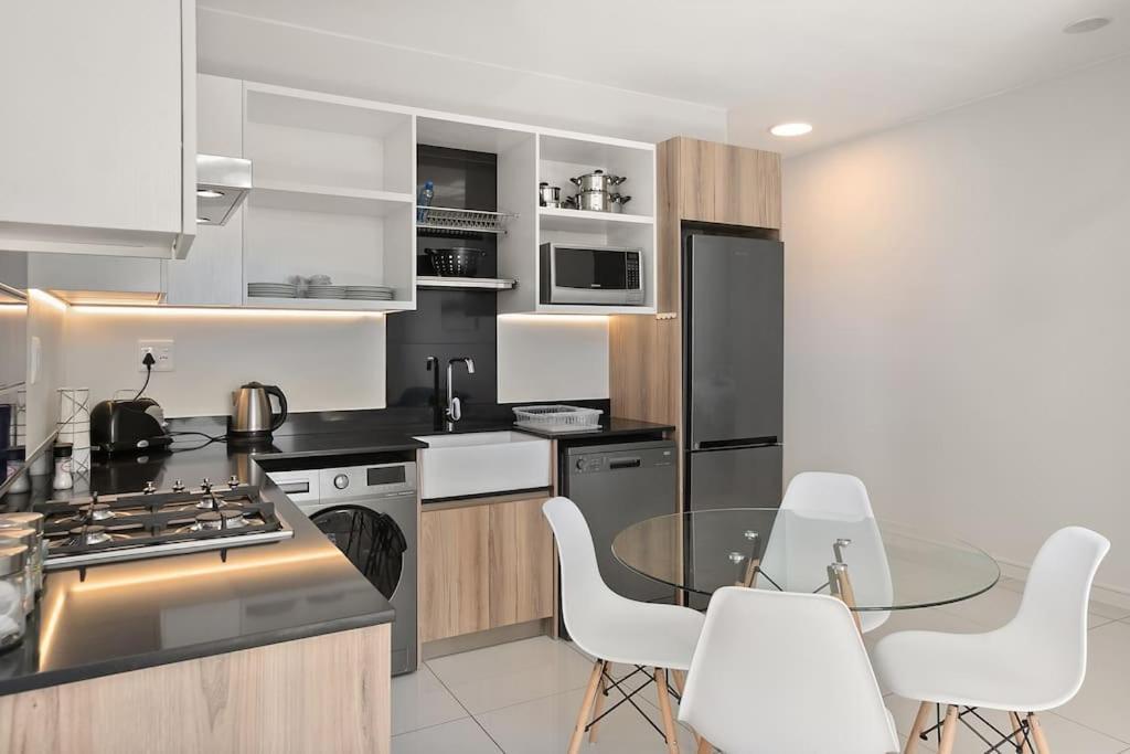 The Median Rosebank Luxury Apartment - Building With Generator 约翰内斯堡 外观 照片