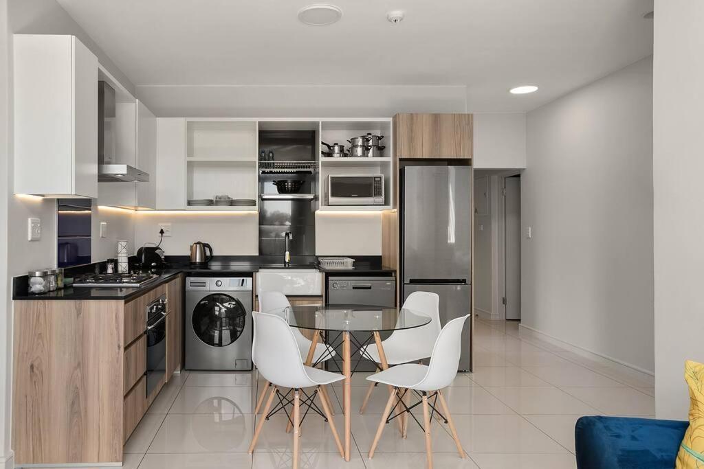The Median Rosebank Luxury Apartment - Building With Generator 约翰内斯堡 外观 照片
