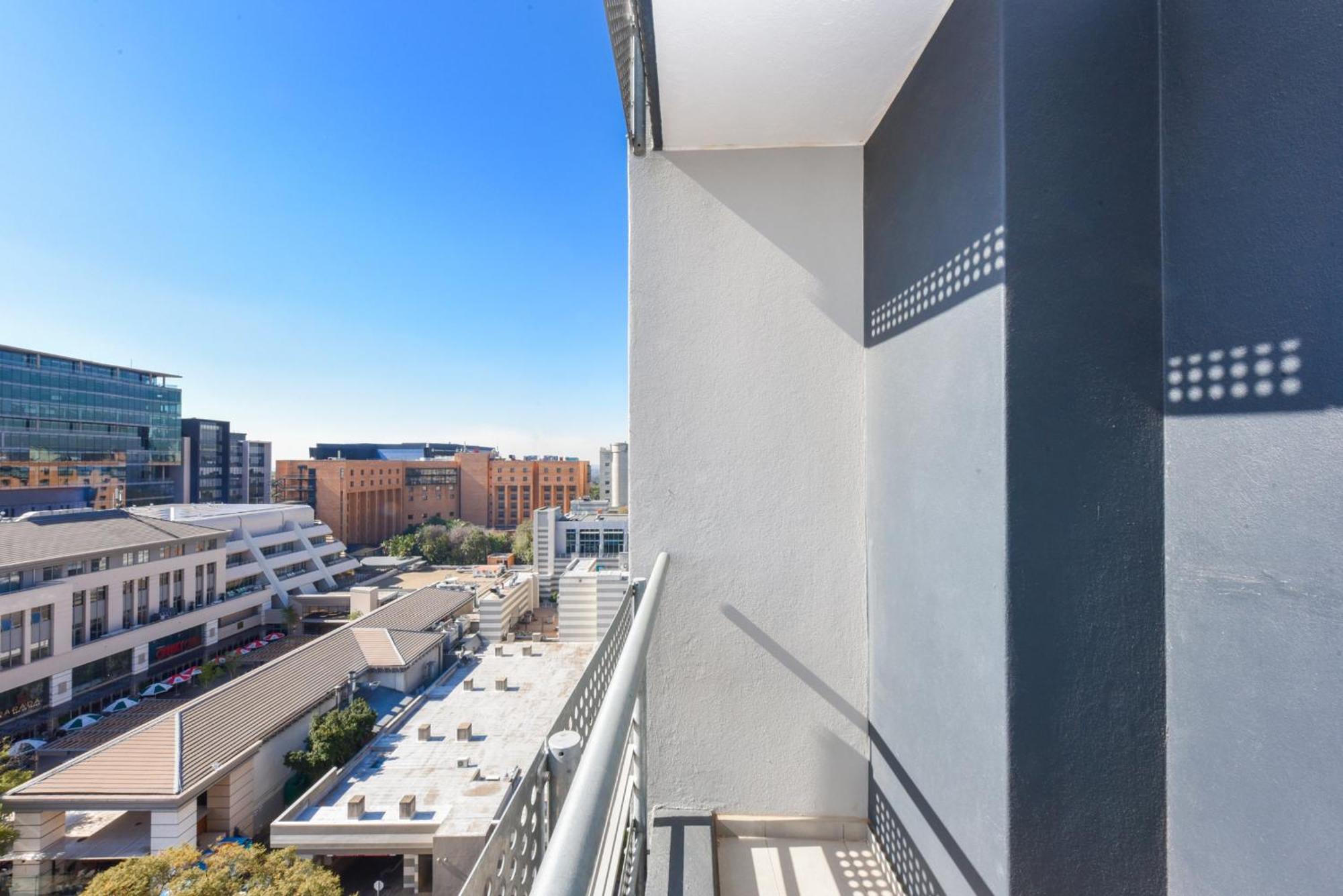 The Median Rosebank Luxury Apartment - Building With Generator 约翰内斯堡 外观 照片
