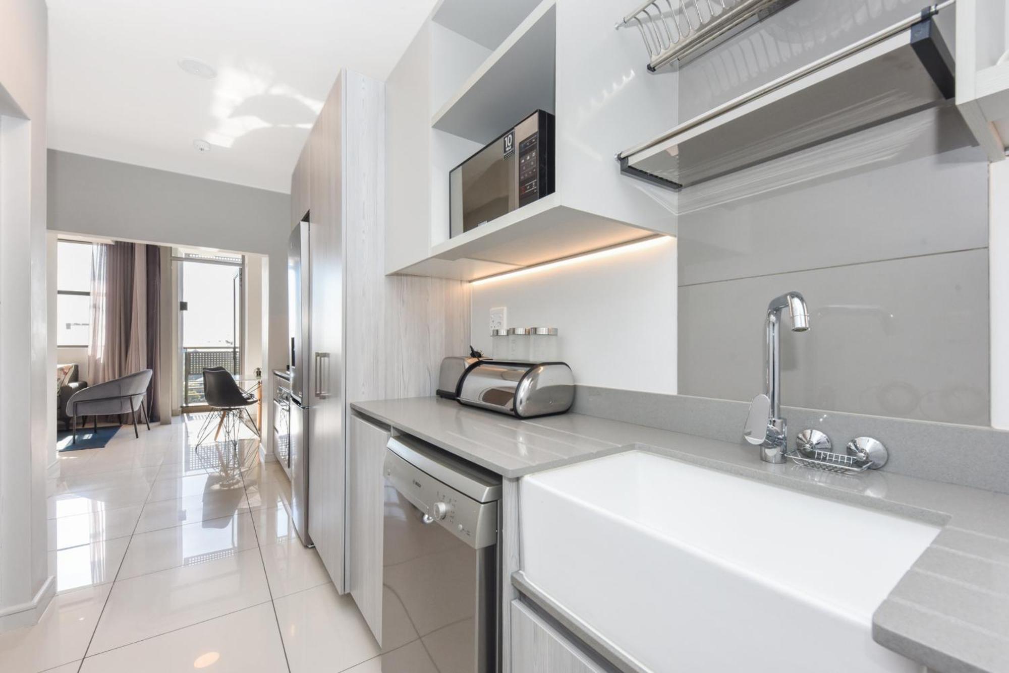 The Median Rosebank Luxury Apartment - Building With Generator 约翰内斯堡 外观 照片