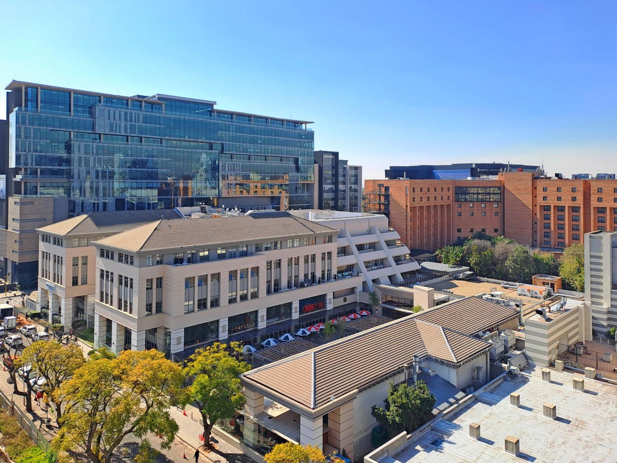 The Median Rosebank Luxury Apartment - Building With Generator 约翰内斯堡 外观 照片